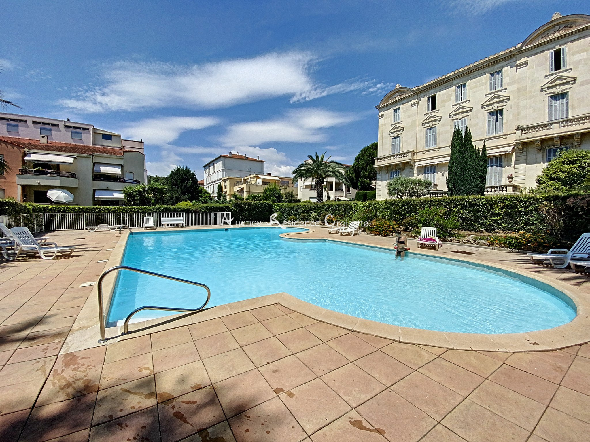 sale Cannes Isola Bella, recent residence with park and swimming pool